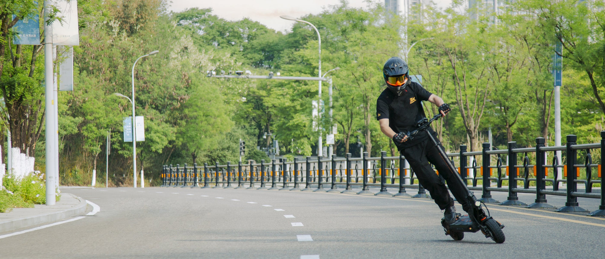 KuKirin G2 Master cornering at speed