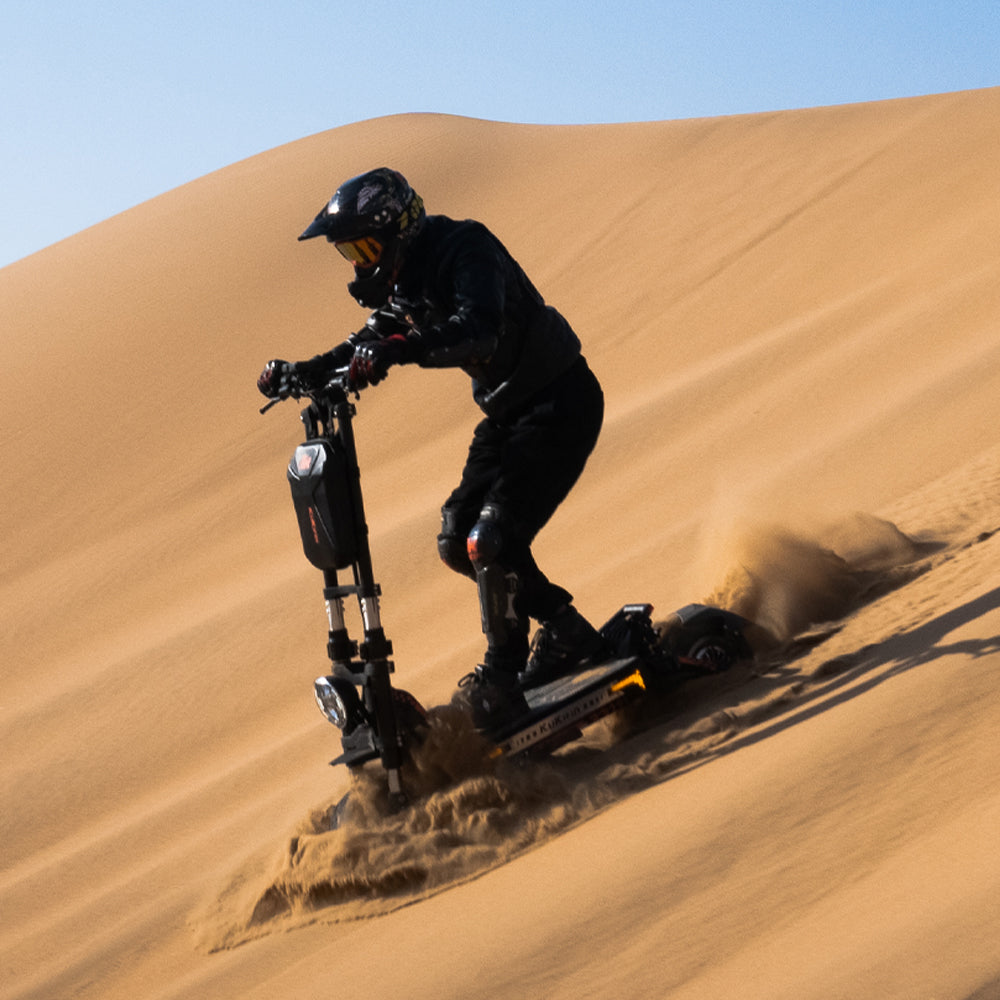 Rider using the KuKirin G4 Max on a sand dune